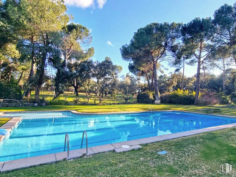 Suelo en venta en Zona Valdepastores - Las Encinas, Boadilla del Monte, Madrid, 28660 con agua, planta, cielo, propiedad, piscina, nube, azure, árbol, sombra y masa de agua alrededor