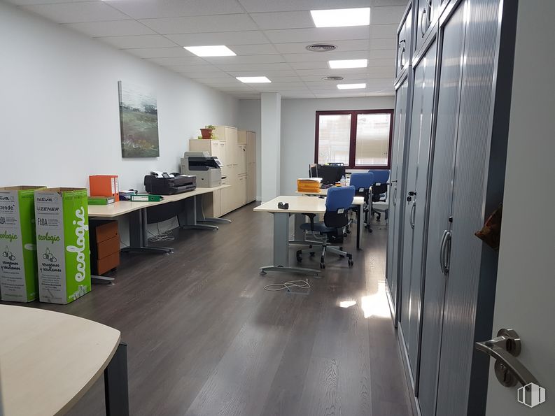 Office for rent at Calle Ronda del Poniente, Torrejón de Ardoz, Madrid, 28850 with chair, desk, table, window, table top, printer, furniture, office chair, building, fixture and flooring, floor around