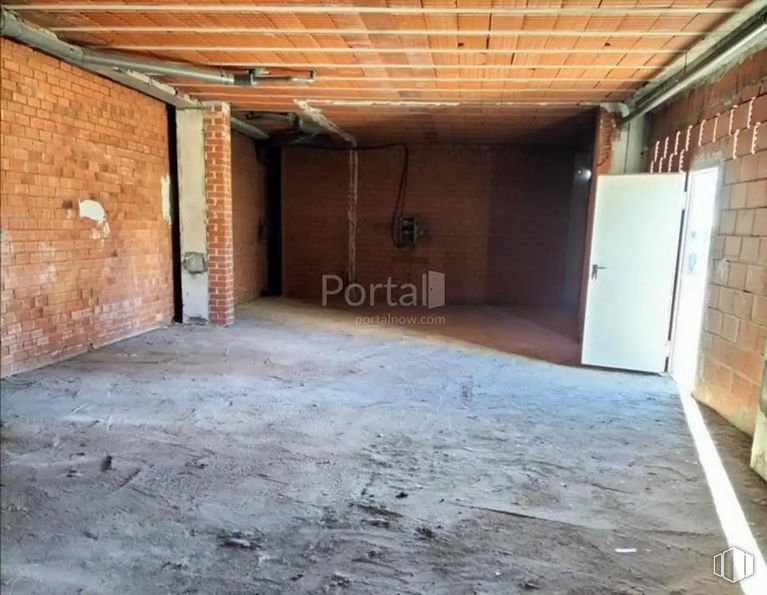 Retail for sale at Calle Rigoberta Menchú, Cuéllar, Segovia, 40200 with door, property, wood, flooring, floor, building, building material, brickwork, hall and hardwood around