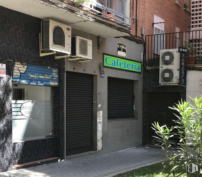 Retail for sale & for rent at Calle Sagra, 5, Leganés, Madrid, 28915 with door, window, plant, building, infrastructure, fixture, architecture, neighbourhood, road surface and wall around