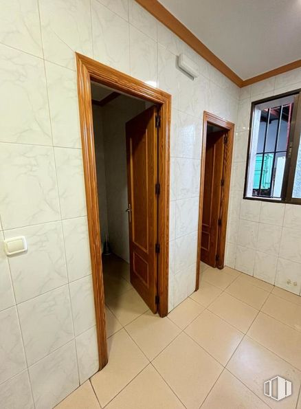 Retail for sale at Carretera Pedroñeras, La Alberca de Záncara, Cuenca, 16620 with door, fixture, window, wood, handle, dead bolt, flooring, floor, home door and wood stain around