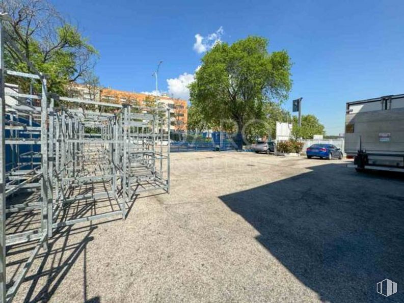 Nave en alquiler y venta en Polígono industrial Urtinsa, Leganés, Madrid, 28917 con cielo, neumático, nube, planta, rueda, árbol, superficie de la carretera, asfalto, sombra y iluminación del automóvil alrededor