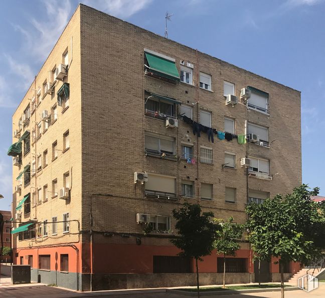 Local en venta en Zona Juan de la Cierva, Getafe, Madrid, 28903 con edificio, cielo, nube, ventana, planta, luz de la calle, bloque de pisos, diseño urbano, accesorio y casa alrededor