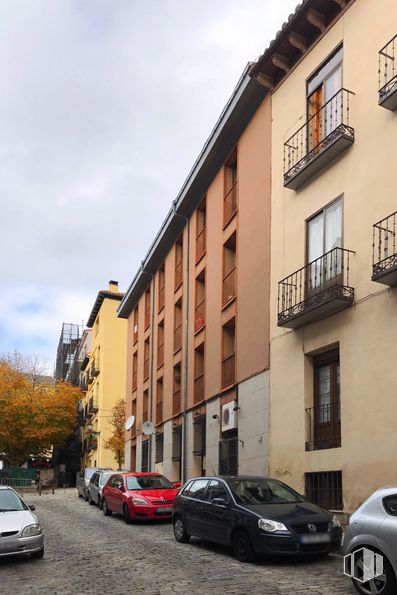 Retail for sale at Zona Centro, San Lorenzo de El Escorial, Madrid, 28200 with car, wheel, window, tire, building, automotive parking light, land vehicle, vehicle, sky and property around