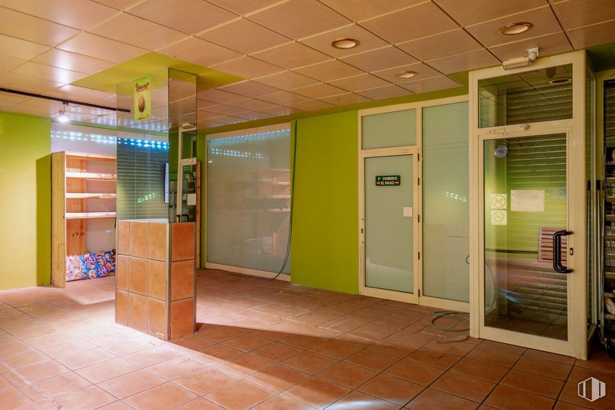 Retail for sale at Hortaleza - Canillas, Hortaleza, Madrid, 28043 with door, flooring, floor, interior design, ceiling, lighting, tile, glass, tile flooring and cleanliness around