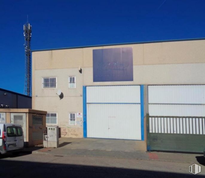 Industrial for sale at Calle Madera, 21, Carranque, Toledo, 45216 with van, car, building, sky, house, tire, vehicle, asphalt, facade and wheel around