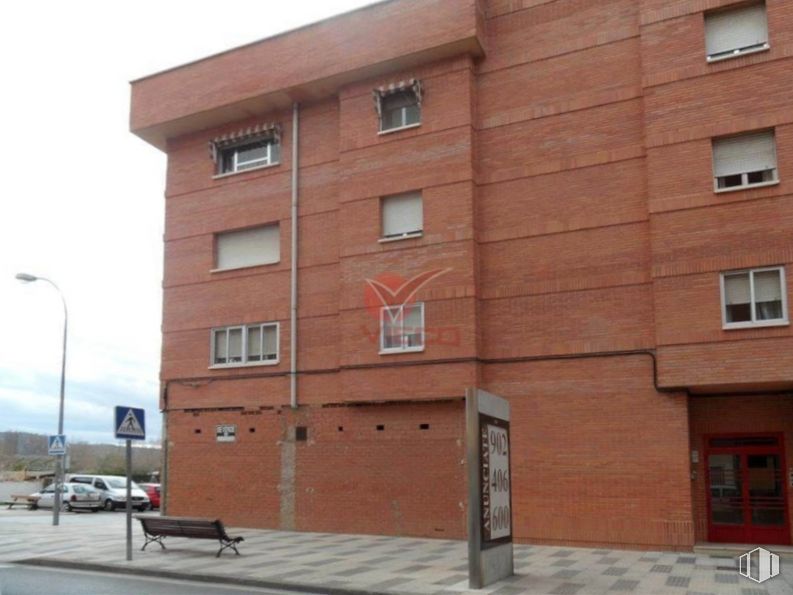 Retail for sale at Zona Reyes Católicos, Cuenca, 16003 with building, window, sky, outdoor bench, street light, fixture, urban design, condominium, wood and house around