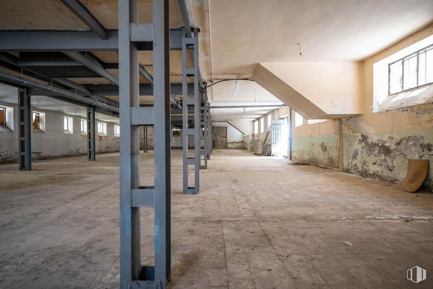 Industrial for sale at Calle Vicenta Manzanedo, Ávila, 05002 with window, pillow, fixture, floor, flooring, wood, gas, plant, city and ceiling around