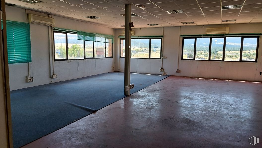 Office for rent at Calle Gremio de los Canteros, 2, Segovia, 40195 with window, window blind, property, building, fixture, hall, shade, interior design, floor and wood around