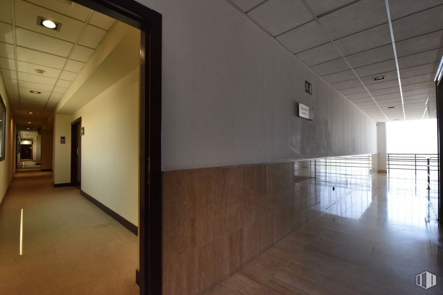 Oficina en alquiler en Calle Poeta José Hierro, 1, Pinto, Madrid, 28320 con accesorio, hall, alumbrado, suelos, suelo, edificio, madera, propiedad material, inmobiliario y vidrio alrededor