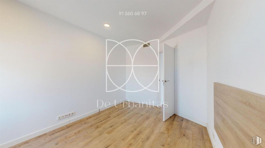 Oficina en alquiler en Zona Miguel Hernández, Villa de Vallecas, Madrid, 28031 con puerta, edificio, madera, accesorio, pintura, suelos, suelo, tinte para madera, suelo laminado y madera dura alrededor