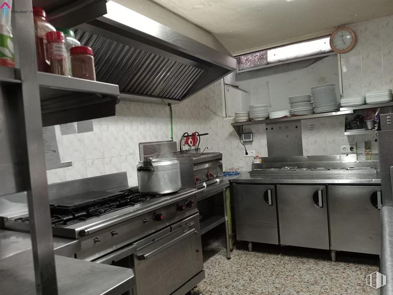 Retail for rent at Zona Fuentelarreina, Fuencarral - El Pardo, Madrid, 28034 with cabinetry, home appliance, countertop, gas stove, kitchen appliance, cooktop, kitchen stove, kitchen, building and stove around