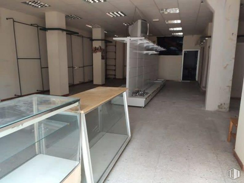 Retail for sale at Calle Montero, 42, Móstoles, Madrid, 28934 with fixture, building, interior design, floor, flooring, automotive design, composite material, glass, eyewear and door around