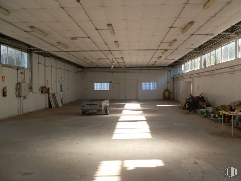 Nave en alquiler y venta en Zona industrial Paracuellos, Paracuellos de Jarama, Madrid, 28860 con ventana, accesorio, pasillo, diseño de interiores, suelo, piso, silla, techo, madera y mesa de trabajo alrededor