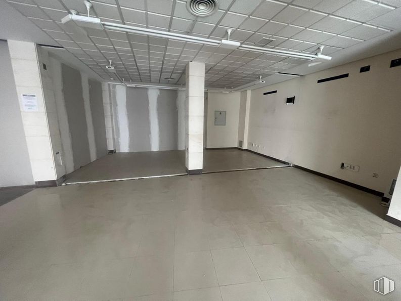 Retail for sale at Calle Mayor, Dosbarrios, Toledo, 45311 with hall, fixture, flooring, floor, interior design, building, ceiling, space, wood and glass around