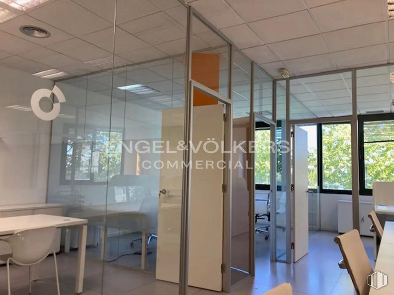 Office for rent at Calle Cólquide, Las Rozas de Madrid, Madrid, 28230 with chair, table, building, furniture, fixture, door, wood, window, floor and flooring around