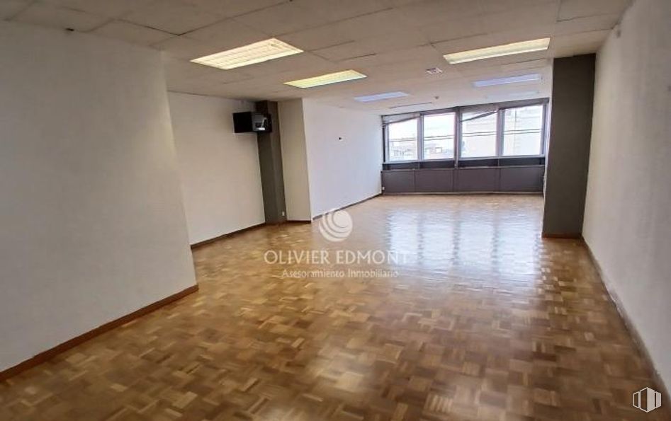 Office for rent at Glorieta Cuatro Caminos, Tetuán, Madrid, 28020 with light fixture, lighting, flooring, floor, glass, transparency, tile flooring, daylighting, headquarters and cleanliness around