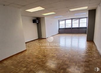 Office for rent at Glorieta Cuatro Caminos, Tetuán, Madrid, 28020 with light fixture, lighting, flooring, floor, glass, transparency, tile flooring, daylighting, headquarters and cleanliness around