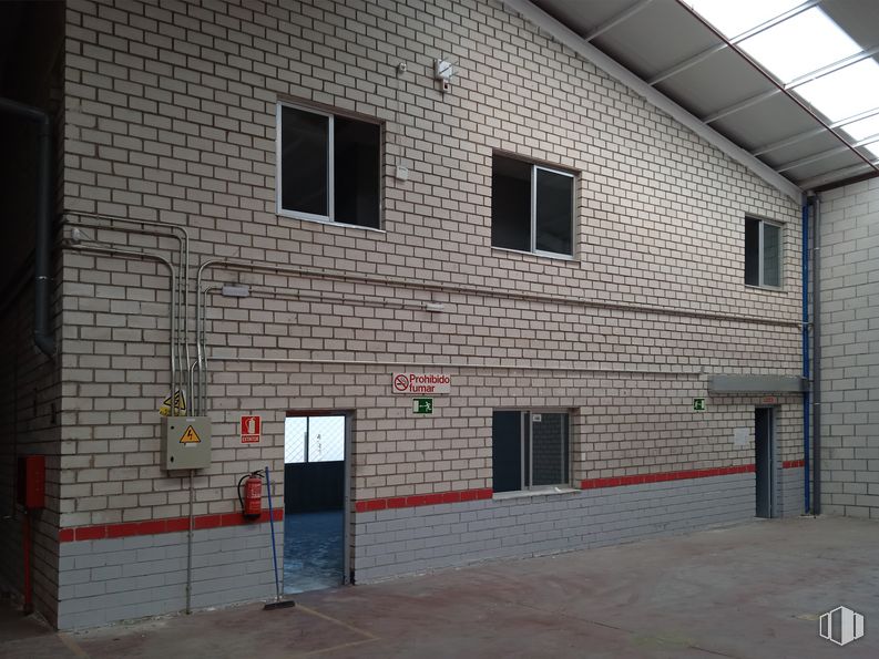 Nave en alquiler en Zona industrial, Coslada, Madrid, 28820 con ventana, edificio, accesorio, albañilería, ladrillo, material de construcción, fachada, puerta, superficie de la carretera y material compuesto alrededor