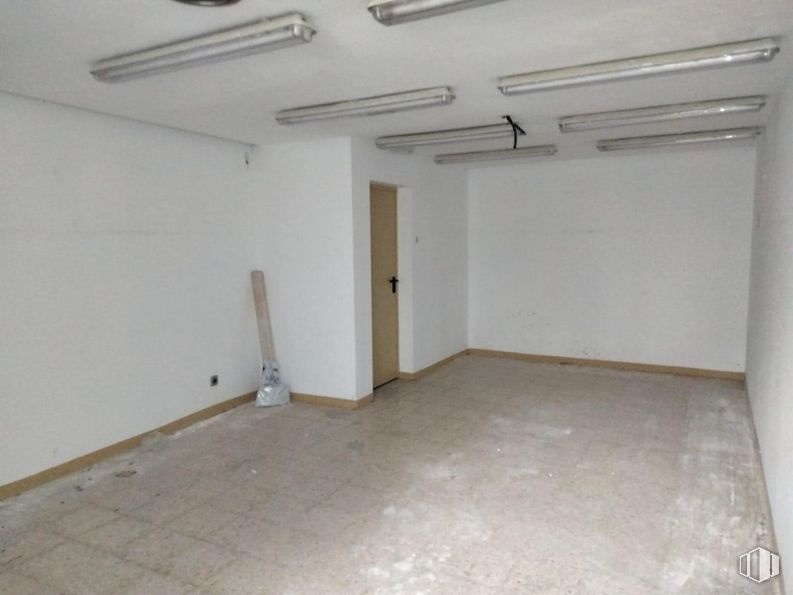 Local en venta en Calle Plaza, 34, Fuenlabrada, Madrid, 28944 con lámpara, puerta, alumbrado, accesorio, edificio, suelo, pared, suelos, material compuesto y hall alrededor