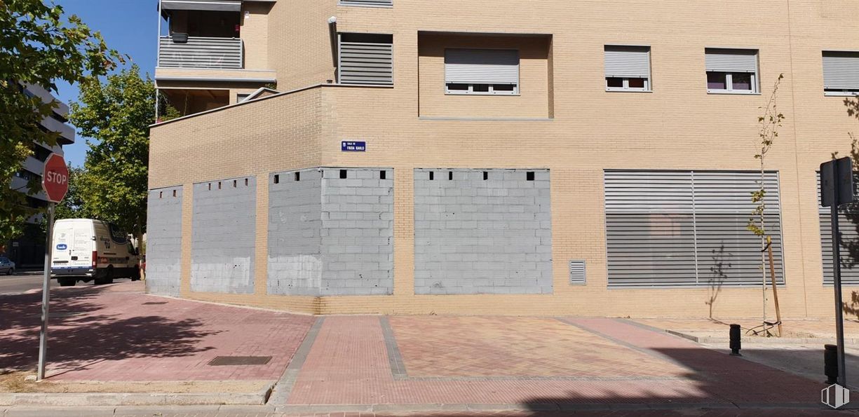 Retail for sale at Ensanche Vallecas, Villa de Vallecas, Madrid, 28031 with building, window, wall, facade, neighbourhood, architecture, residential area, urban design, composite material and apartment around