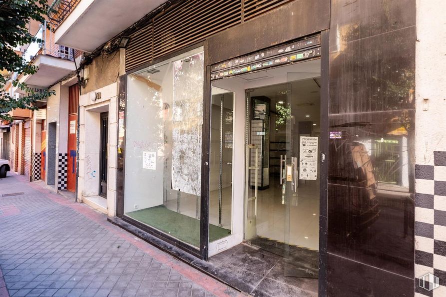 Local en venta en Zona Puerta Bonita, Carabanchel, Madrid, 28019 con persona, edificio, puerta, fachada, árbol, venta al por menor, planta, edificio comercial, acera y vidrio alrededor