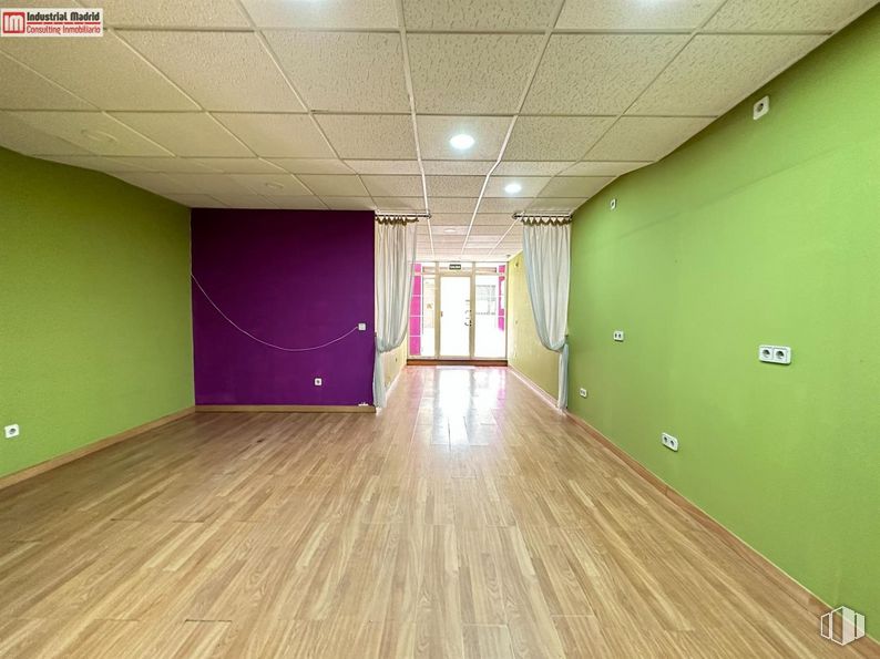 Retail for rent at Calle San Juan, Arganda del Rey, Madrid, 28500 with building, wood, interior design, flooring, floor, wall, hall, fixture, house and ceiling around