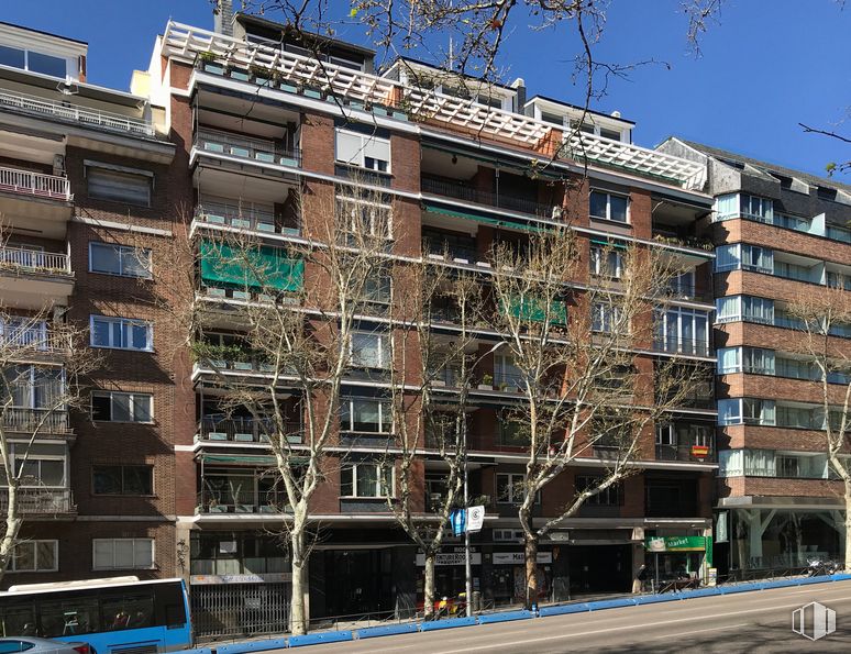 Local en alquiler y venta en Cuesta San Vicente, Moncloa - Aravaca, Madrid, 28008 con edificio, cielo, día, propiedad, ventana, azul, infraestructura, bloque de torre, diseño urbano y condominio alrededor