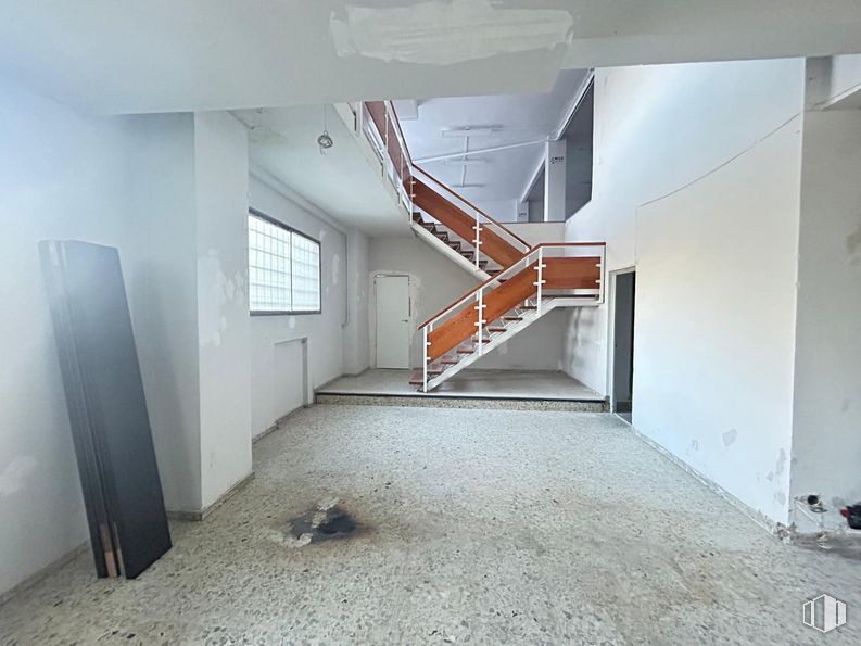 Retail for rent at Avenida Emperatriz Isabel, Carabanchel, Madrid, 28019 with window, property, building, fixture, wood, hall, interior design, floor, flooring and house around