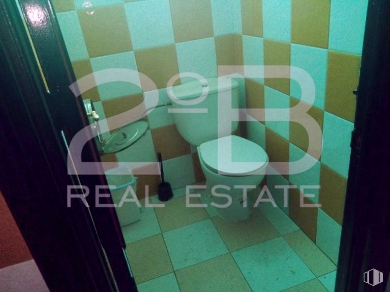 Retail for sale at Zona Eurovillas, Nuevo Baztán, Madrid, 28514 with toilet, architecture, font, flooring, floor, art, material property, tints and shades, pattern and symmetry around