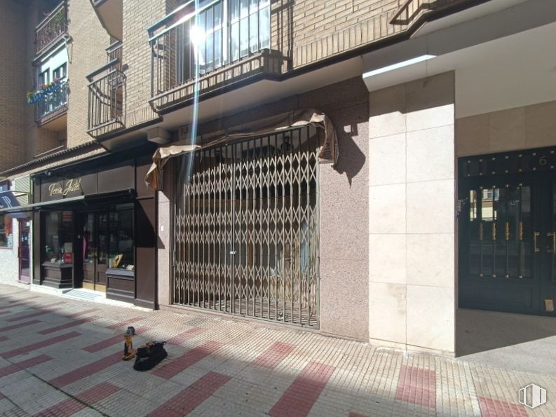 Retail for sale at Travesía Colombia, Toledo, 45004 with building, window, urban design, road surface, sidewalk, facade, flooring, road, metropolitan area and commercial building around