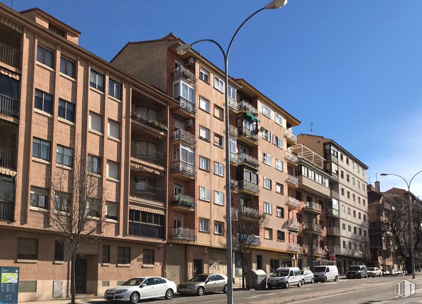 Retail for sale at Paseo Ezequiel González, Segovia, 40002 with car, building, sky, land vehicle, wheel, daytime, property, street light, window and vehicle around