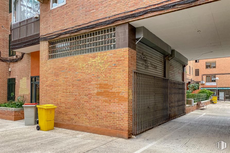 Local en alquiler en Zona Antonio Machado, Moncloa - Aravaca, Madrid, 28035 con contenedor de basura, ventana, edificio, planta, madera, superficie de la carretera, albañilería, sombra, ladrillo y asfalto alrededor