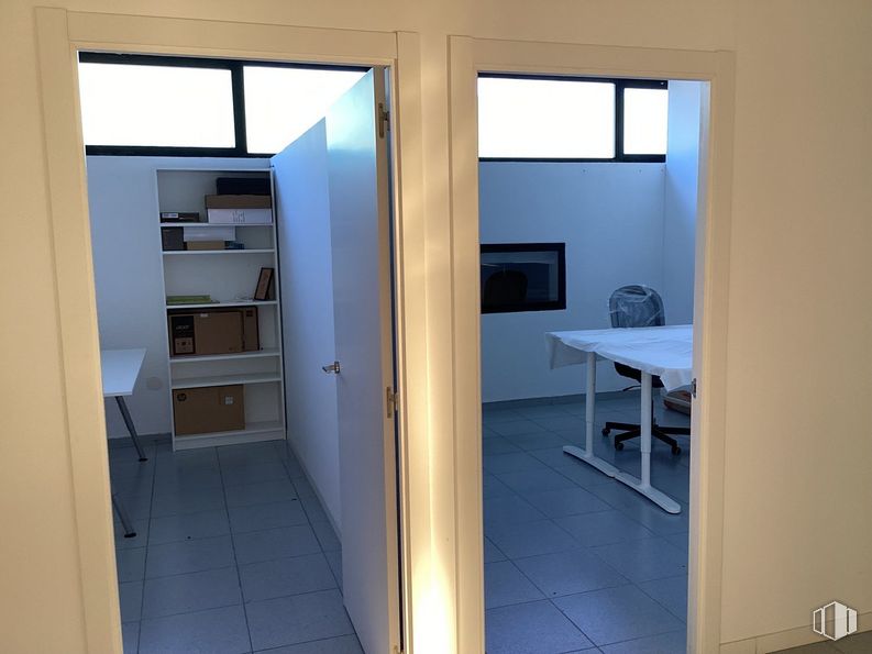 Nave en alquiler en Avenida San Pablo, Coslada, Madrid, 28820 con mesa, mueble, accesorio, edificio, ventana, interiorismo, madera, suelo, estante y suelos alrededor