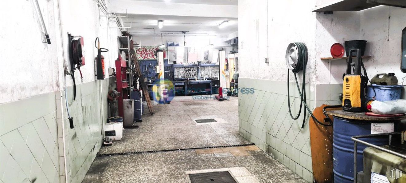 Local en venta en Calle Callejo, Puente de Vallecas, Madrid, 28053 con gas, suelos, edificio, máquina, arte, metal, neumático de automoción, hormigón, servicio y ciudad alrededor