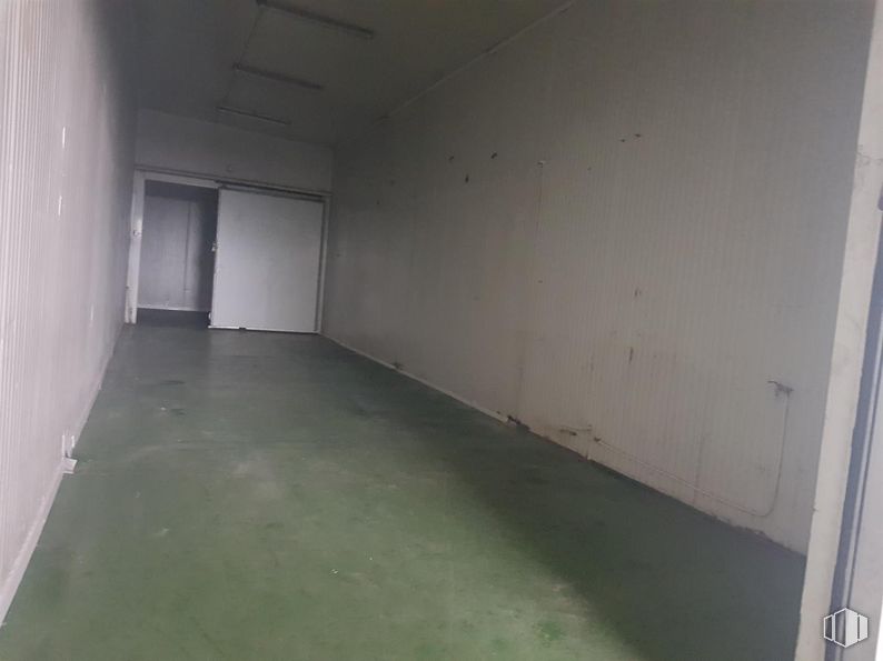 Nave en alquiler y venta en Calle Bañeza, 54, Fuenlabrada, Madrid, 28947 con puerta, suelos, suelo, techo, pintura, iluminación natural, escayola, contrachapado y sótano alrededor