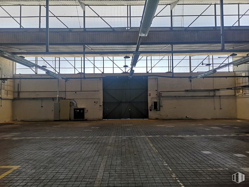 Nave en venta en Avenida Portugal, Móstoles, Madrid, 28935 con sombra, accesorio, simetría, tejado, tintes y matices, zona urbana, ciudad, techo, metal y material compuesto alrededor