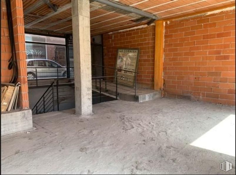 Retail for sale at Calle Pez, Azuqueca de Henares, Guadalajara, 19200 with car, wood, interior design, flooring, hall, floor, beam, hardwood, building material and brickwork around