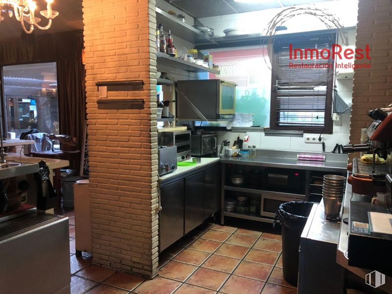 Retail for rent at Zona Barajas, Barajas, Madrid, 28042 with lighting, property, countertop, interior design, building, kitchen, kitchen appliance, cabinetry, flooring and barware around