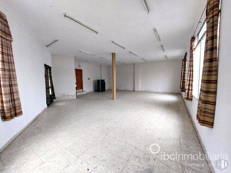 Local en venta en Calle Carmen, Illescas, Toledo, 45200 con puerta, accesorio, suelos, suelo, hall, material compuesto, madera, espacio, techo y hormigón alrededor