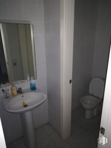 Local en venta en Plaza Salvador, 8, Leganés, Madrid, 28911 con inodoro, fregadero, espejo, edificio, accesorio de fontanería, lavabo de baño, morado, baño, grifo y accesorio alrededor