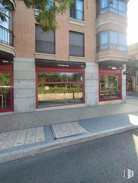 Local en alquiler en Calle Ferraz 8, Moncloa - Aravaca, Madrid, 28008 con edificio, ventana, planta, accesorio, superficie de la carretera, diseño urbano, ladrillo, zona residencial, asfalto y fachada alrededor