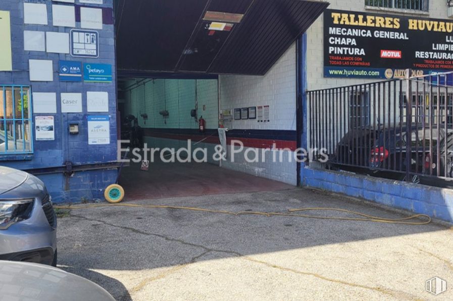 Nave en venta en Calle Sierra de Guadarrama, San Fernando de Henares, Madrid, 28830 con coche, neumático de automoción, vehículo de motor, edificio, asfalto, vehículo, pared, exterior del automóvil, iluminación del automóvil y sistema de ruedas para automóviles alrededor