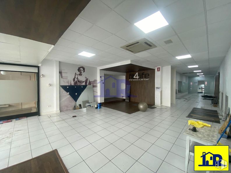 Retail for rent at Centro urbano, Cuenca, 16002 with light fixture, lighting, hall, building, interior design, flooring, floor, fixture, door and glass around