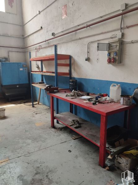 Nave en alquiler en Polígono Industrial Ventorro del Cano, Alcorcón, Madrid, 28925 con mesa, mueble, madera, suelos, suelo, gas, ingeniería, edificio, máquina y metal alrededor