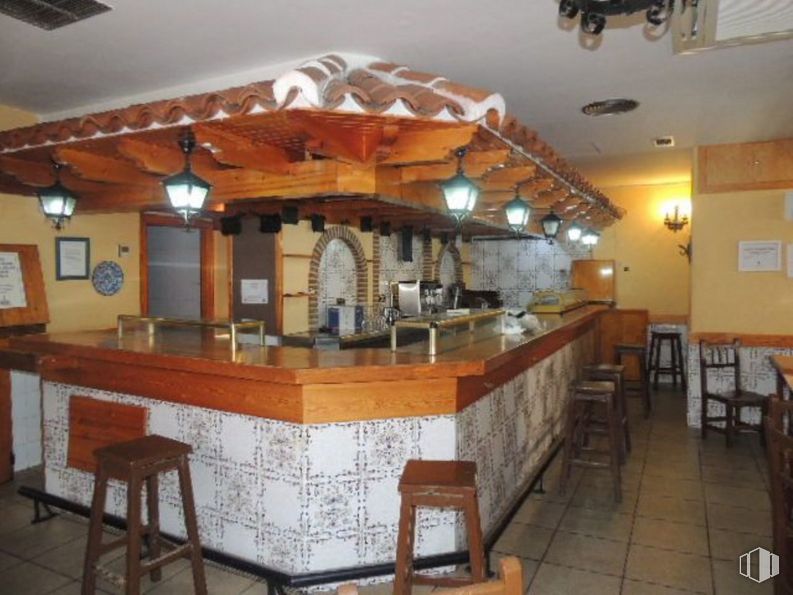 Retail for sale at Calle Felipe Solano Antelo, 16, Guadalajara, 19002 with stool, lighting, property, furniture, table, interior design, wood, building, barware and hardwood around