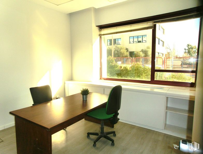 Oficina en alquiler y venta en Edificio Alba, Calle Rosa de Lima, 1, Las Rozas de Madrid, Madrid, 28290 con silla, mesa, mueble, propiedad, edificio, ventana, madera, diseño de interiores, accesorio y planta alrededor