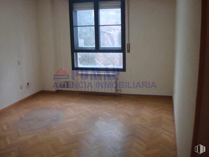 Oficina en alquiler en Calle Duque de Alba, 13, Ávila, 05001 con ventana, edificio, accesorio, madera, suelo, piso, pintura, madera dura, rectángulo y tipografía alrededor