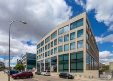 Office for rent at Calle Albasanz, 15 A, San Blas - Canillejas, Madrid, 28037 with car, building, street light, cloud, sky, wheel, vehicle, urban design, condominium and tire around