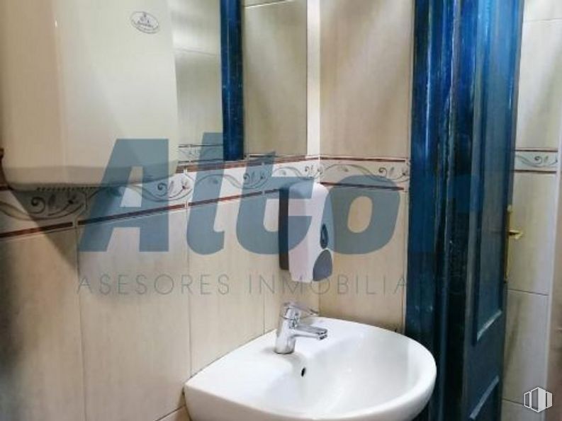 Local en venta en Calle Alonso del Barco, Arganzuela, Madrid, 28012 con fregadero, grifo, accesorio de fontanería, propiedad, espejo, lavabo de baño, edificio, baño, azur y fluido alrededor